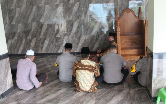 Silaturahmi Kamtibmas Polres Bojonegoro dengan Kegiatan Sholat Asar Berjamaah.